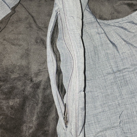 Ariat Vest w/ conceal and carry pocket - Picture 3 of 6